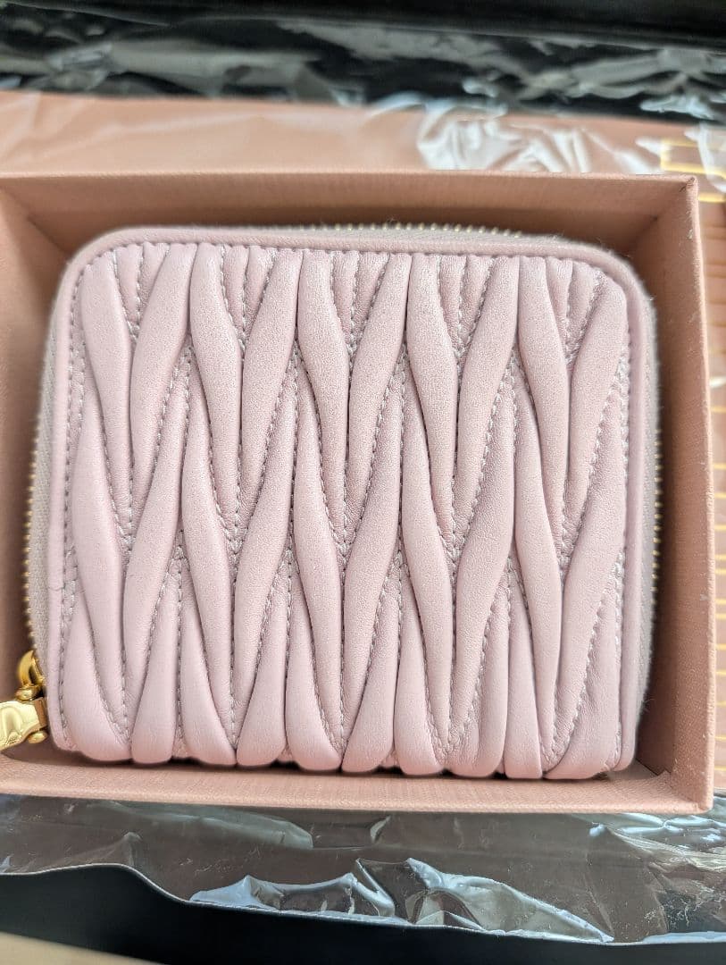 Miu Miu ピンク レザー 二つ折り財布