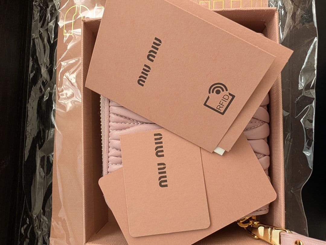 Miu Miu ピンク レザー 二つ折り財布