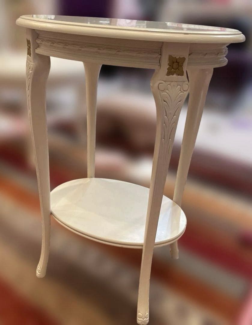ロココ様式ゴールドの装飾アンティーク楕円形サイドテーブル下段棚付クリームホワイト