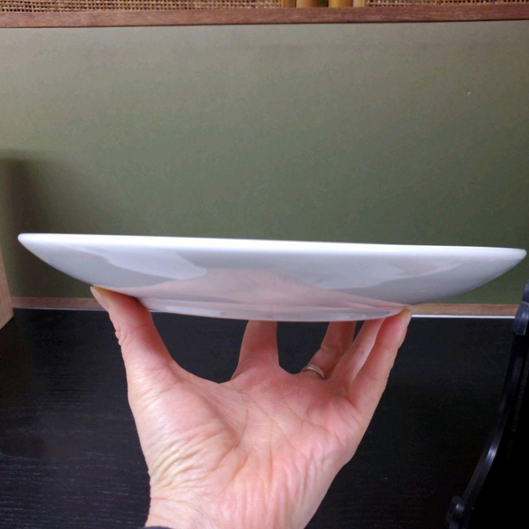 （430)✿有田焼★初代★奥川忠右エ門作★白磁牡丹彫刻皿★破魔オマケ付き