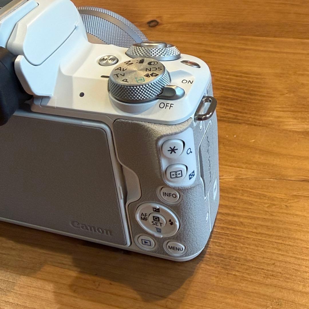 【美品】Canon キャノンEOS Kiss M2 ダブルズームキット　ホワイト