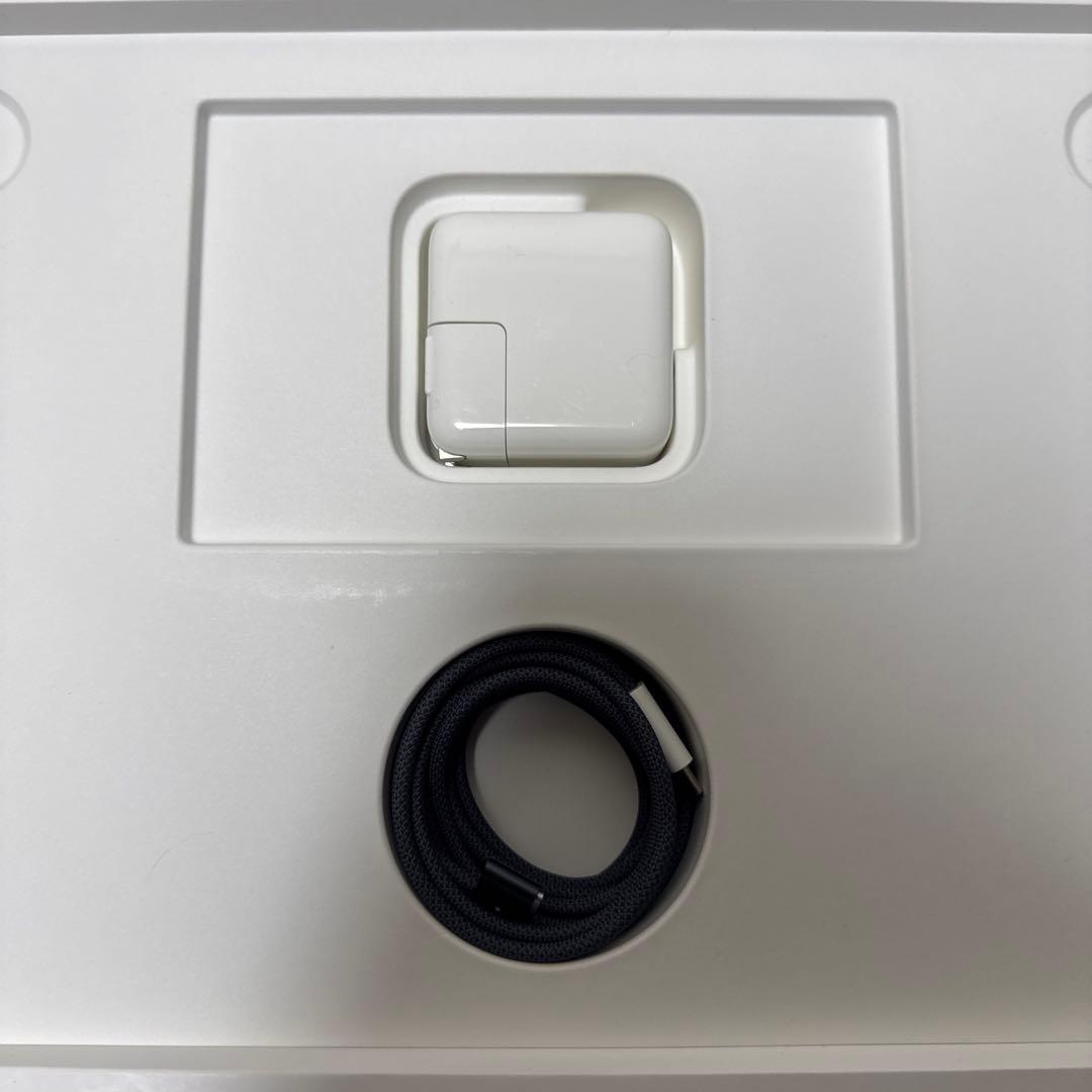 MacBook Air m2チップ　メモリ8G ＳＳＤ256Gバイト