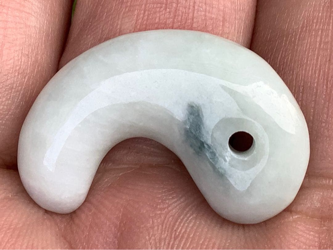 青緑入り✳小滝産原石切出し極上品質　本物の糸魚川翡翠勾玉　機械鑑定付の極上物を‼️