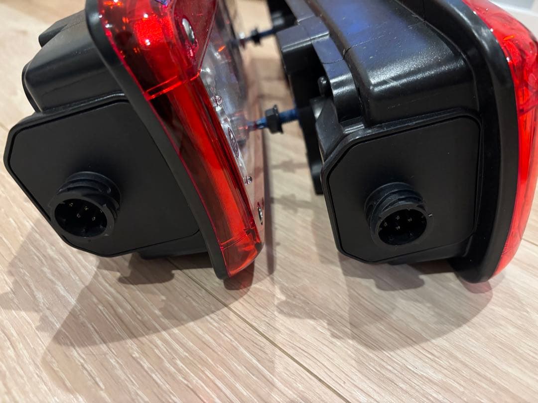 UD トラック　クオン　純正　ショートタイプ　LEDテールランプ