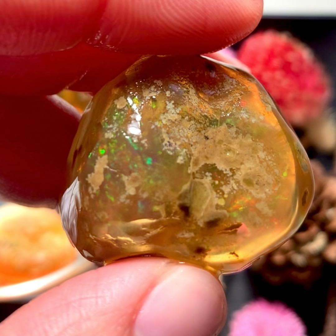 キュートなハンドポリッシュオパール90ct /鉱物標本