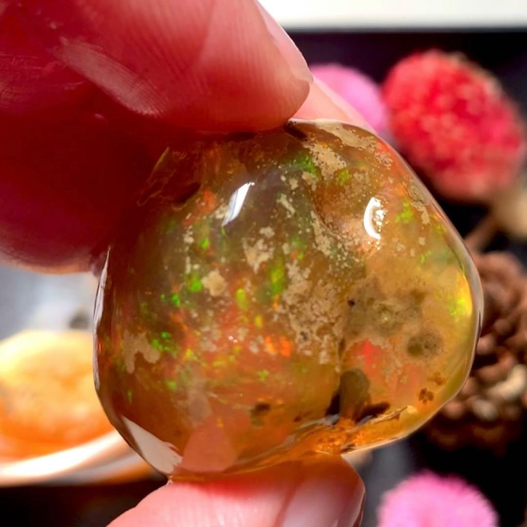 キュートなハンドポリッシュオパール90ct /鉱物標本