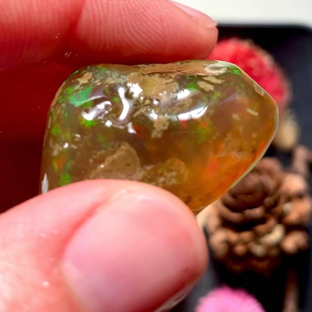 キュートなハンドポリッシュオパール90ct /鉱物標本