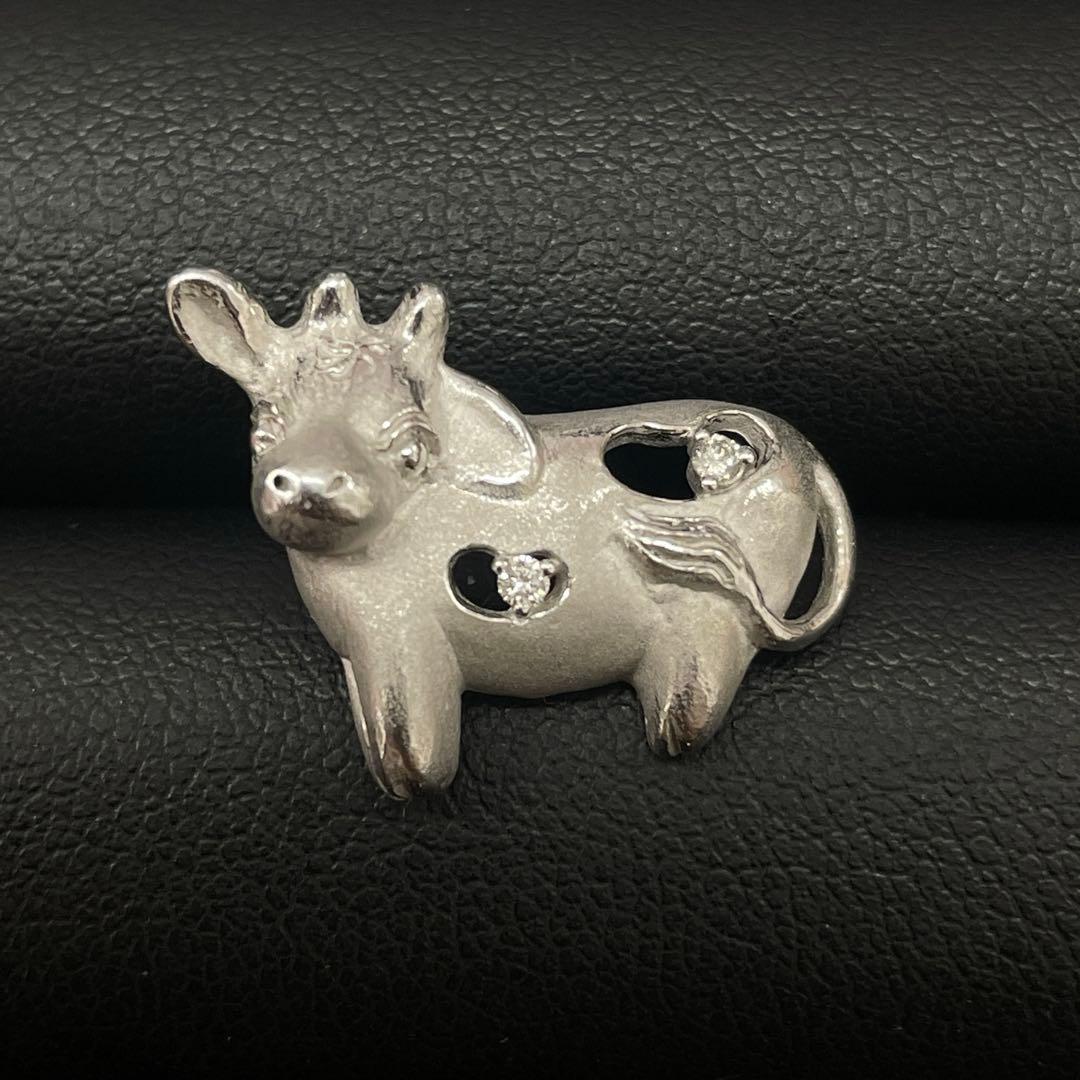 友安昭先生作　K18WG牛モチーフピンブローチ
