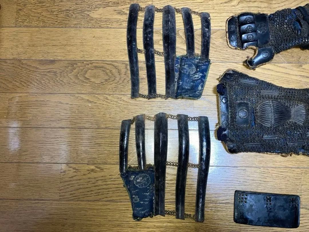江戸期　甲冑の籠手、脛当て、草摺の部品セット