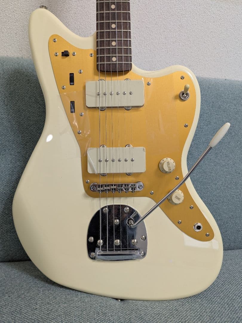 新同　Squier J Mascis Jazzmaster