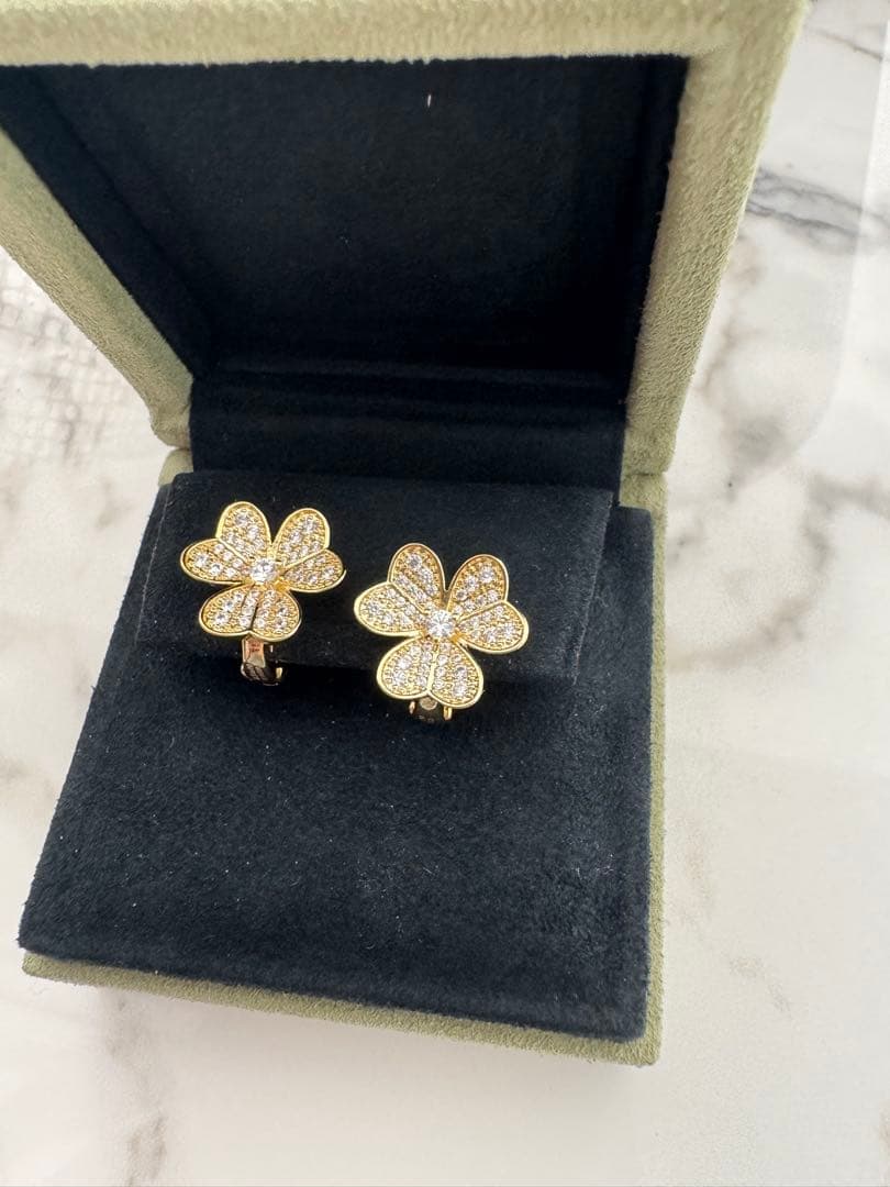 お花のピアス　キュービックジルコニア　クローバー