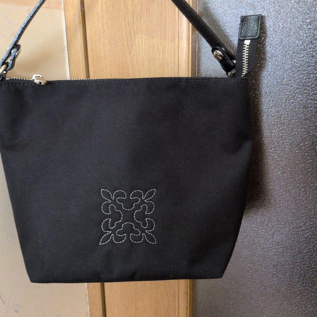 ケロヨンになります。ブラック刺繍ショルダーバッグ