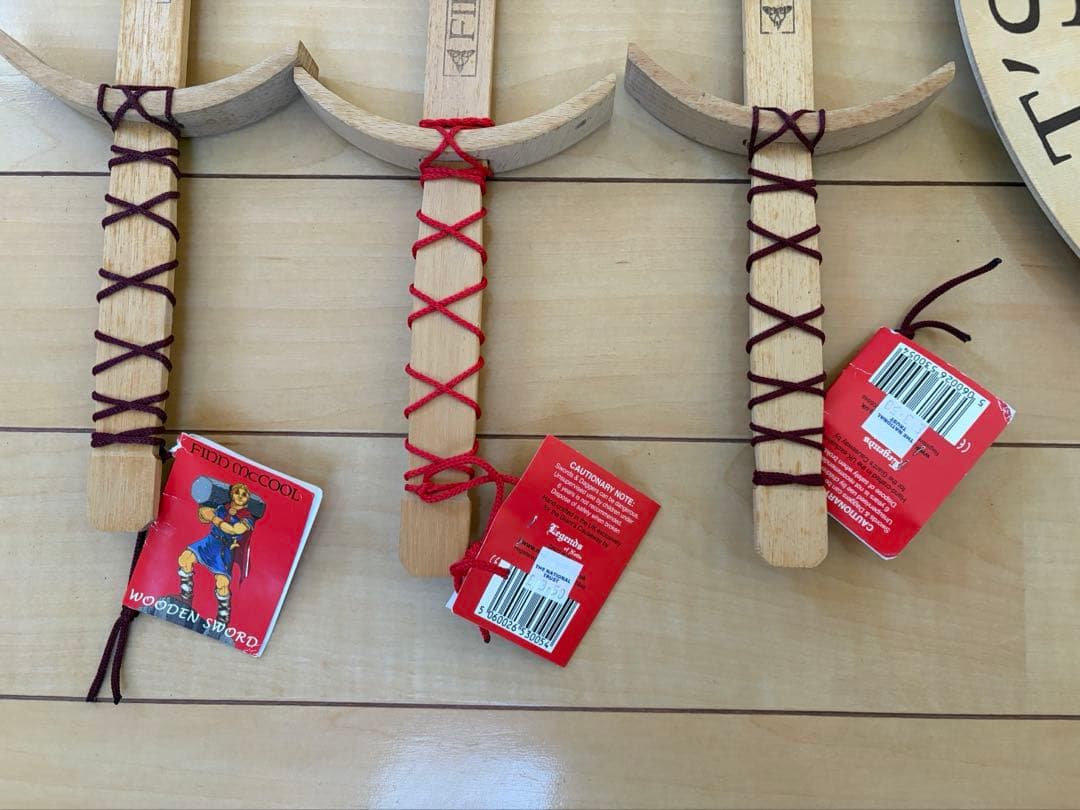 【希少品】北アイルランドジャイアンツ・コーズウェイ 木製の剣3本セットと盾