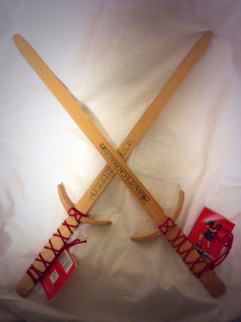 【希少品】北アイルランドジャイアンツ・コーズウェイ 木製の剣3本セットと盾