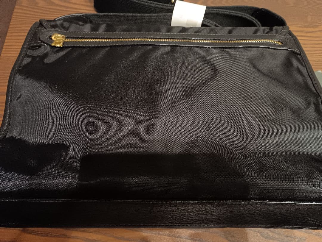 ハンティングワールド　ショルダービジネスバッグ