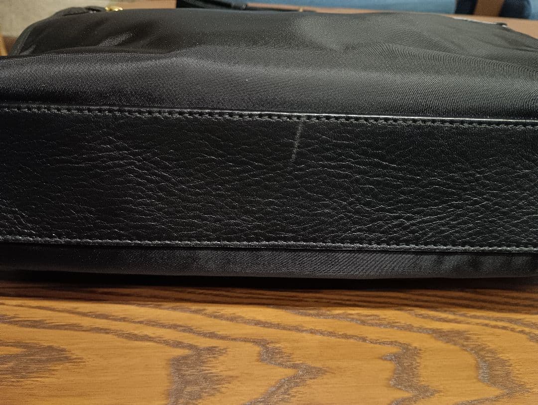 ハンティングワールド　ショルダービジネスバッグ