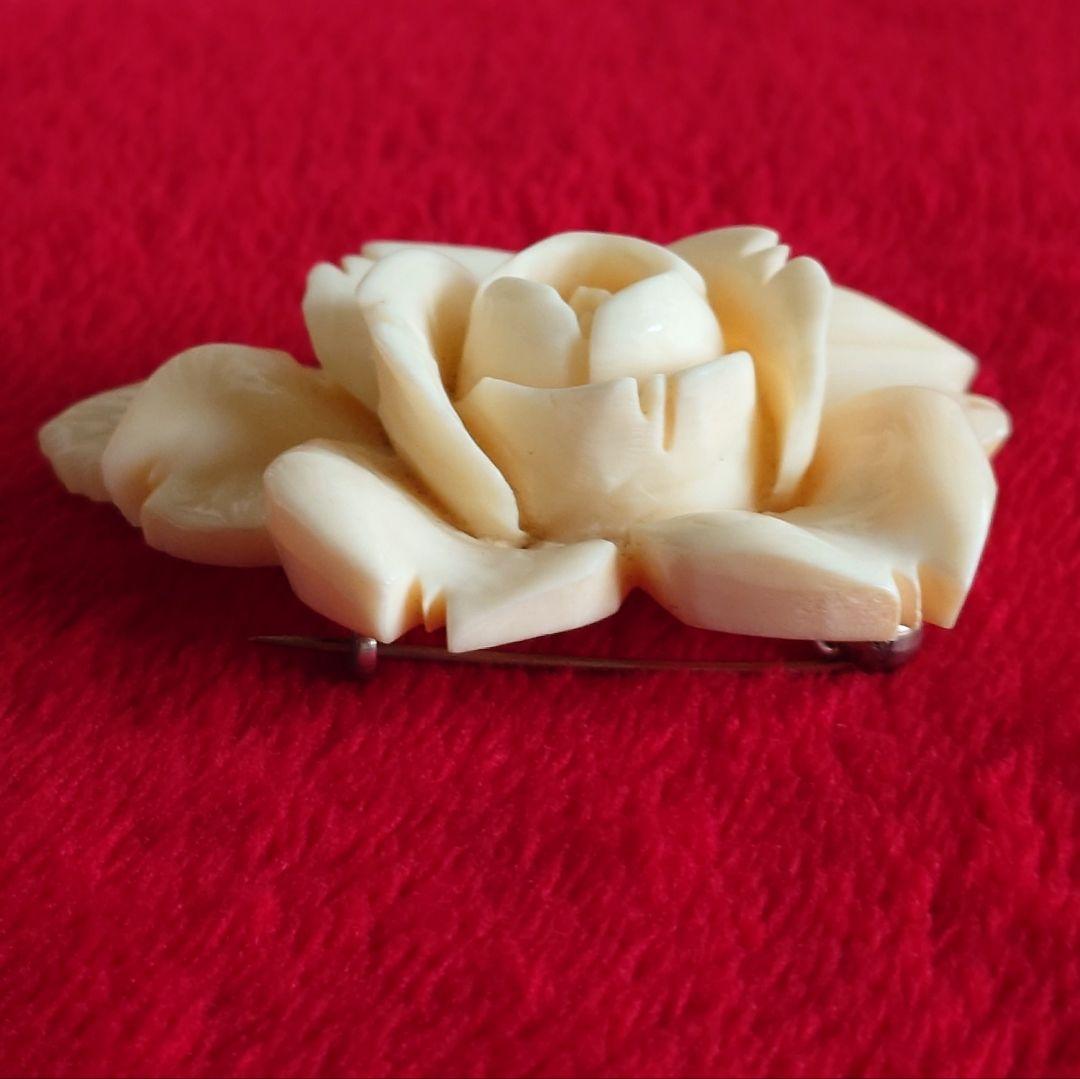 ヴィンテージブローチ 白珊瑚 薔薇 立体彫刻 アールヌーボー D71
