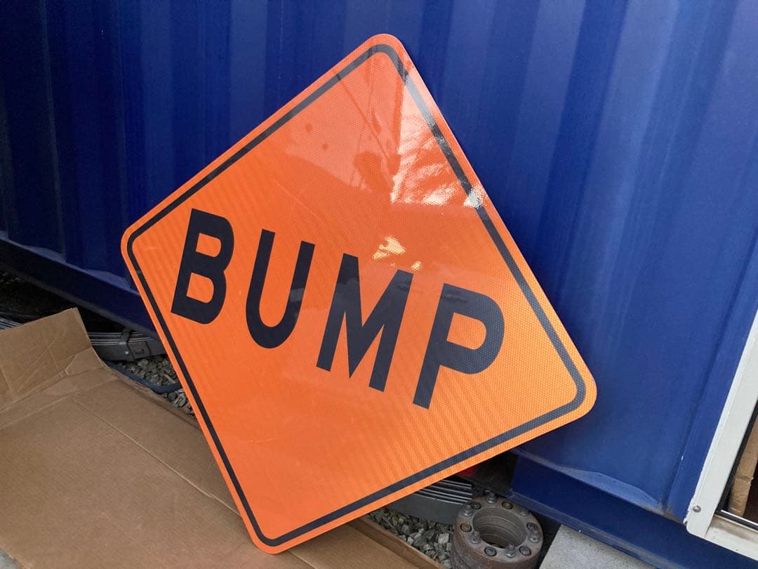 アメリカ　道路標識　看板　本物仕様　アメリカンガレージ雑貨　BUMP 特大