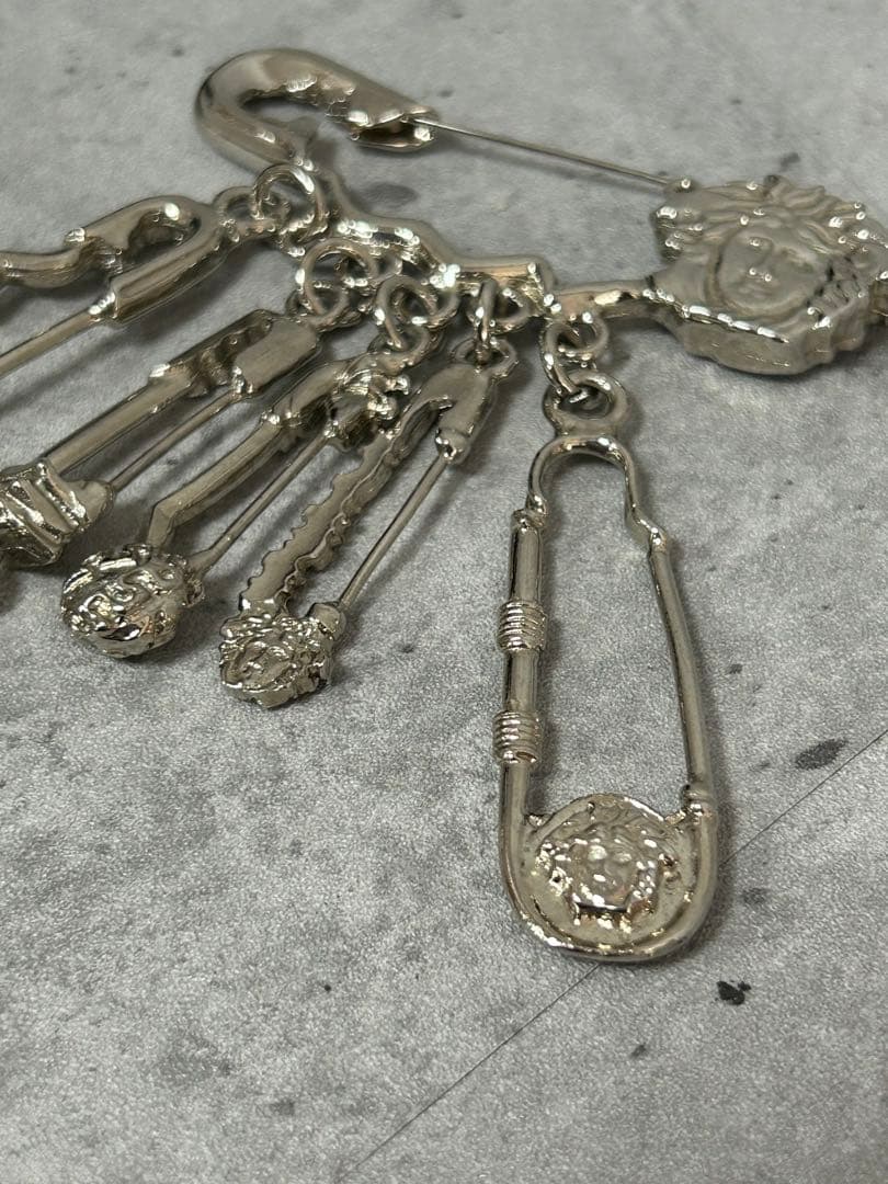 Gianni Versace vintage ヴェルサーチ　ブローチ　シルバー