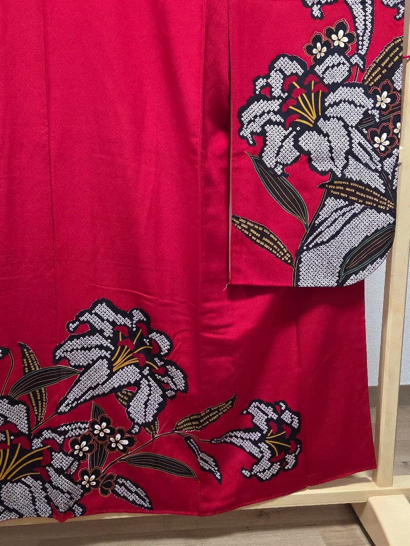 E◆着物くつろぎ 百合の花模様 金彩 金駒刺繍 赤 黒 正絹 振袖 成人式 着物