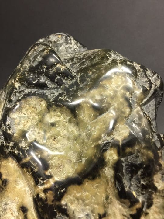 鑑賞石  素敵な黒と半透明な薄い褐黃石より玉石