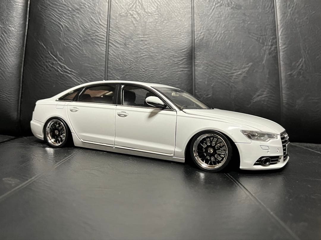 アウディ　A6L 1/18