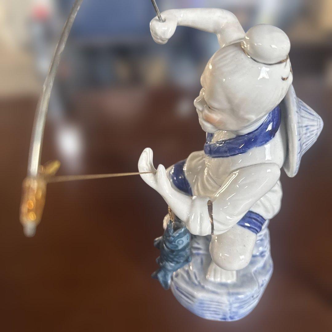 釣りをする老人の陶器像