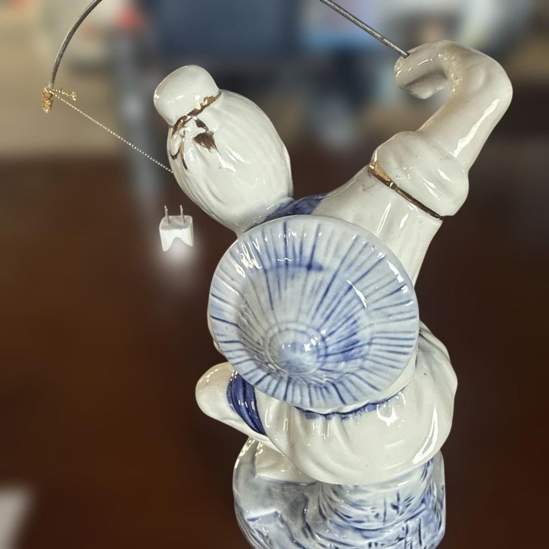 釣りをする老人の陶器像