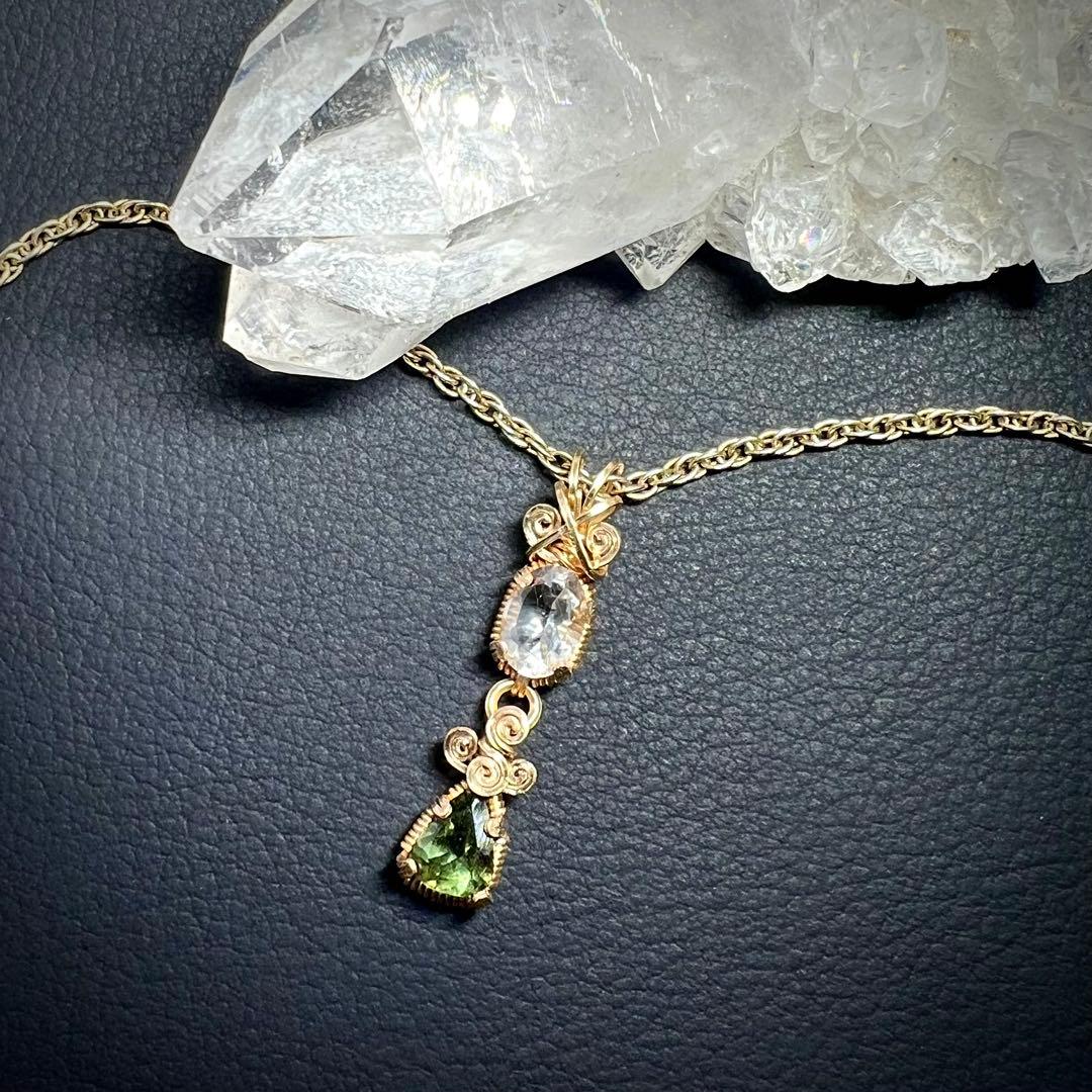 天然石　ペタライト＆モルダバイト ワイヤーラッピング　ペンダントトップ