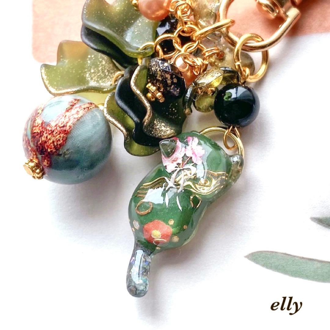 【りくみん様】1617.手染めビーズ　フラワー　蝶々　じゃれ猫　レジン　チャーム
