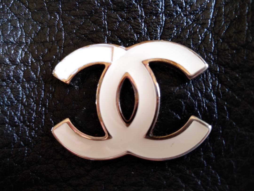 CHANEL ブラック 革製ミニポーチ