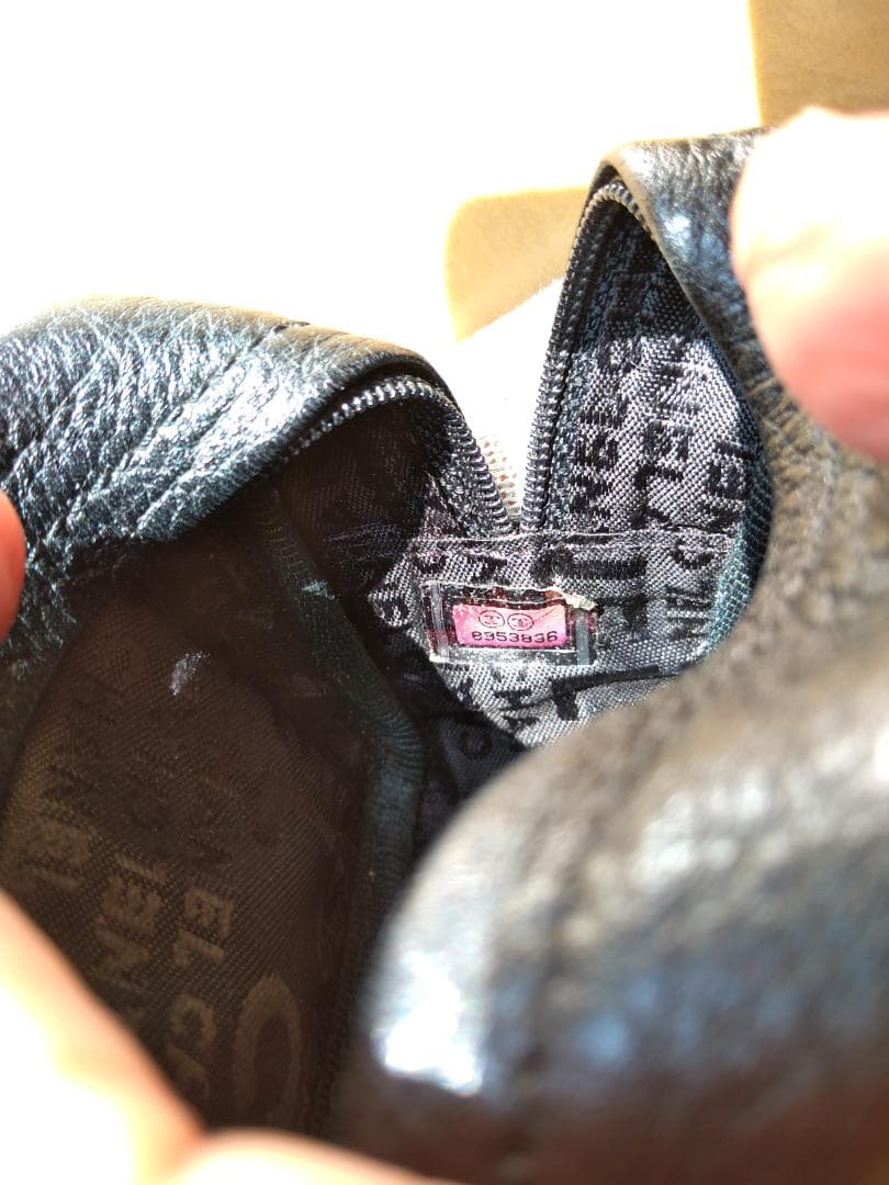 CHANEL ブラック 革製ミニポーチ