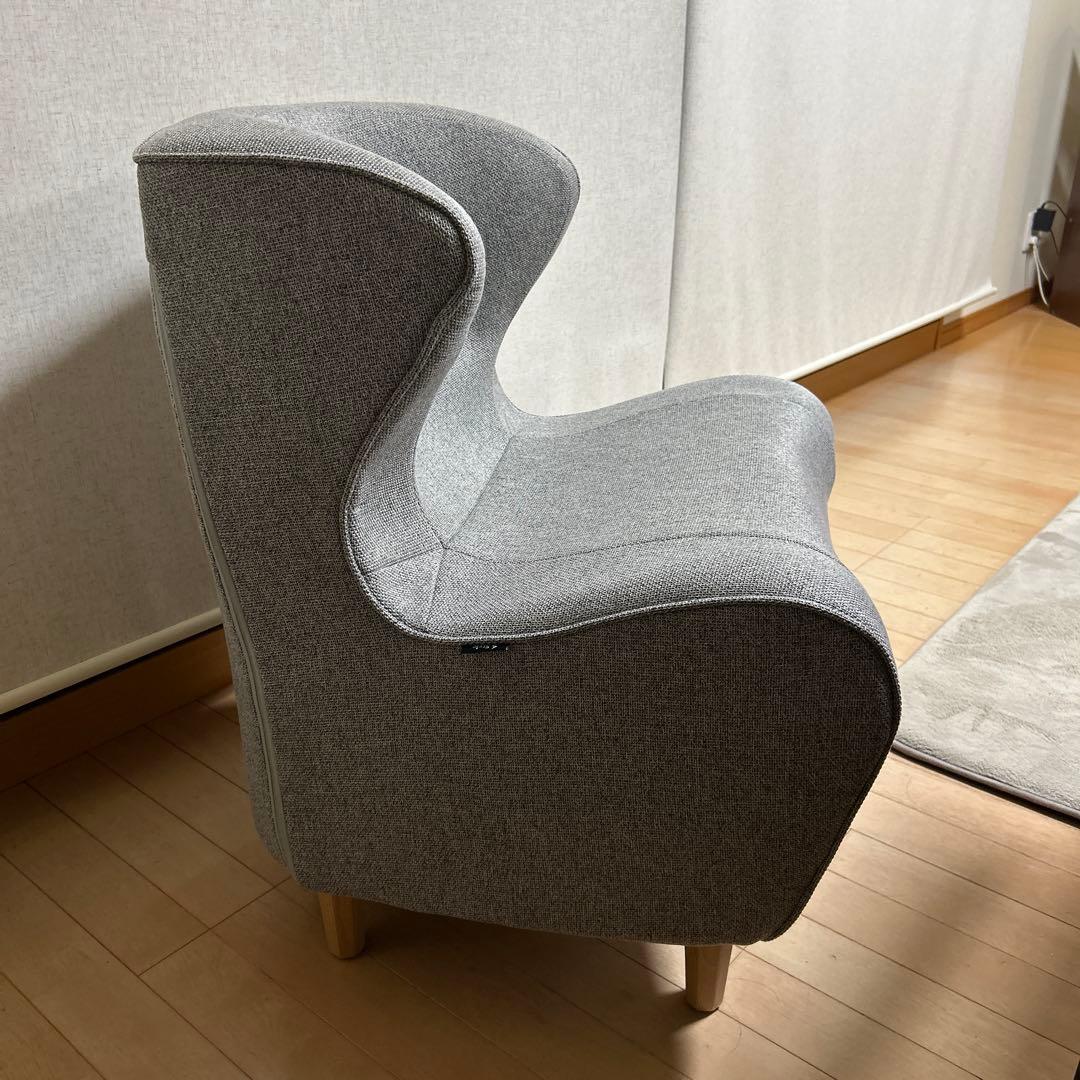 モダンなグレーの布製椅子