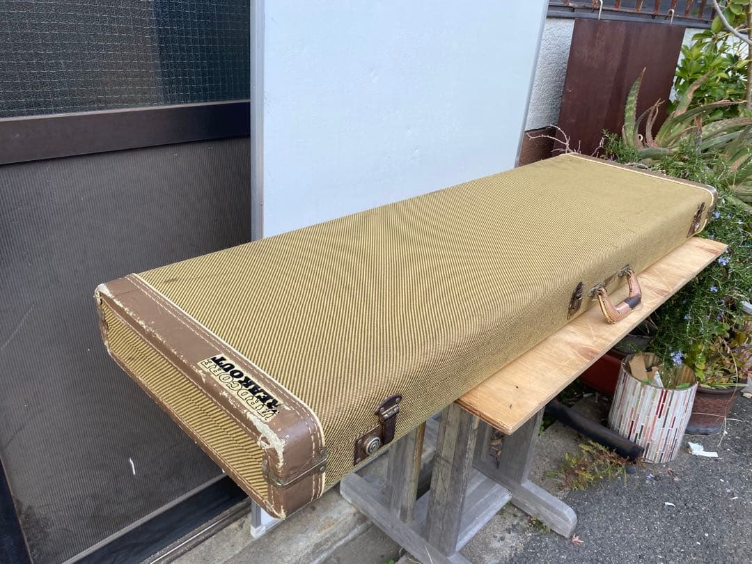 fender フェンダー　エレキベース　ハードケース　　ビンテージ　中古品