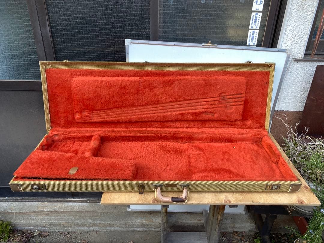 fender フェンダー　エレキベース　ハードケース　　ビンテージ　中古品