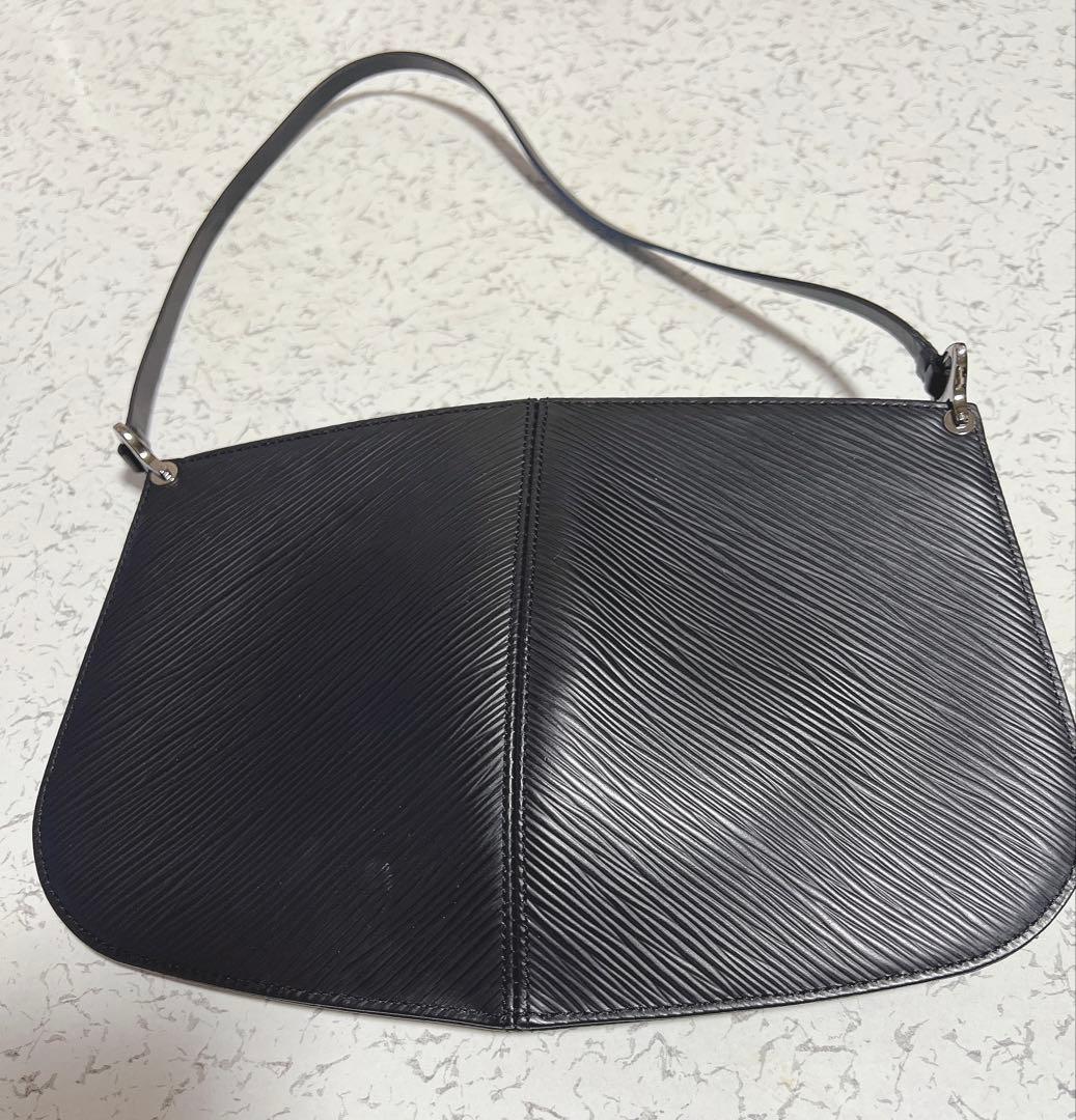 Louis Viutton エピ バッグ 黒