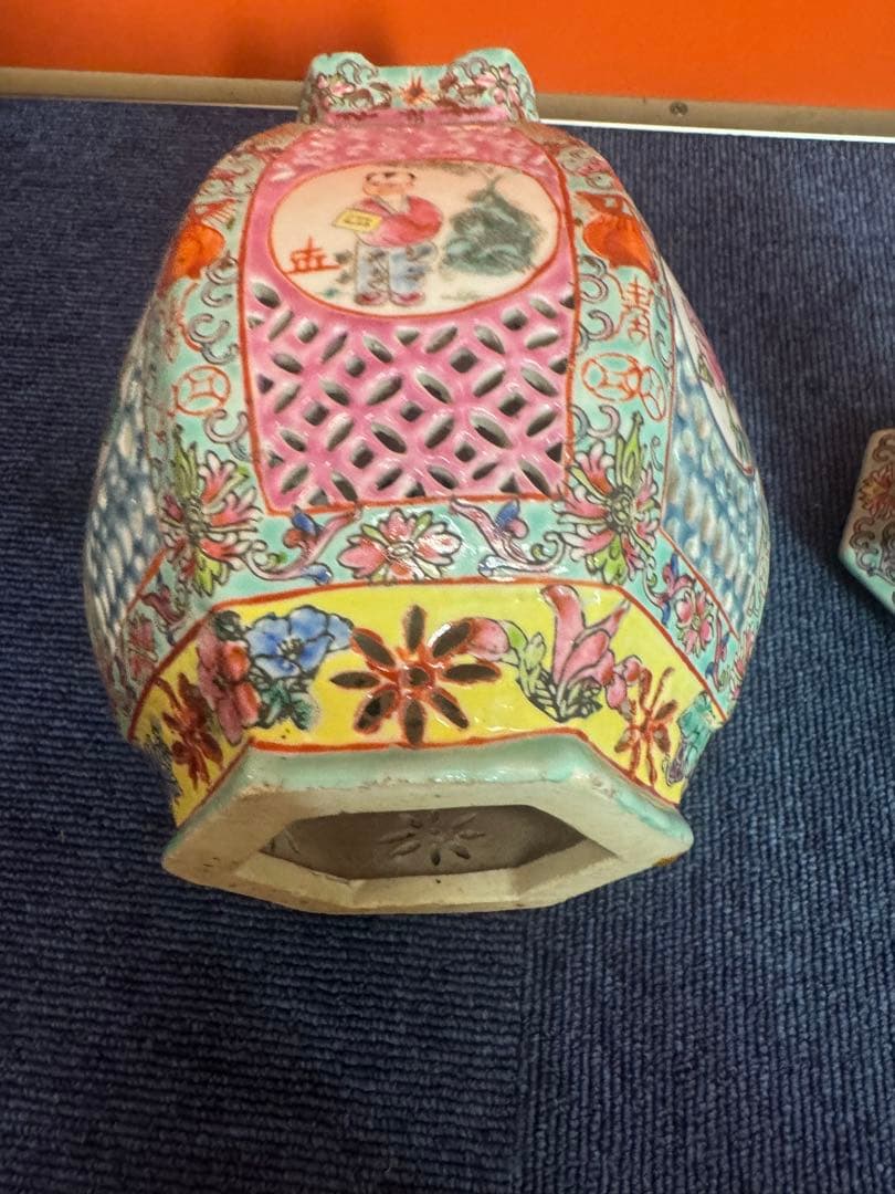 1755 中国骨董　乾隆年製銘　人物花柄文　置物　時代物