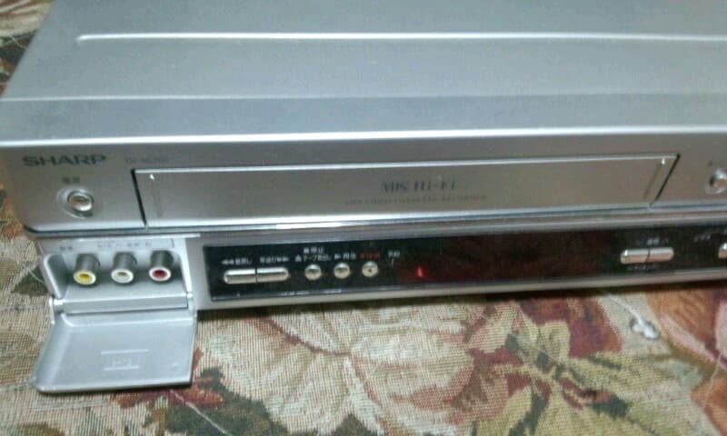 最終値下げ！SHARP　VHS ビデオデッキ 一体型DVDプレーヤー　オマケ付き