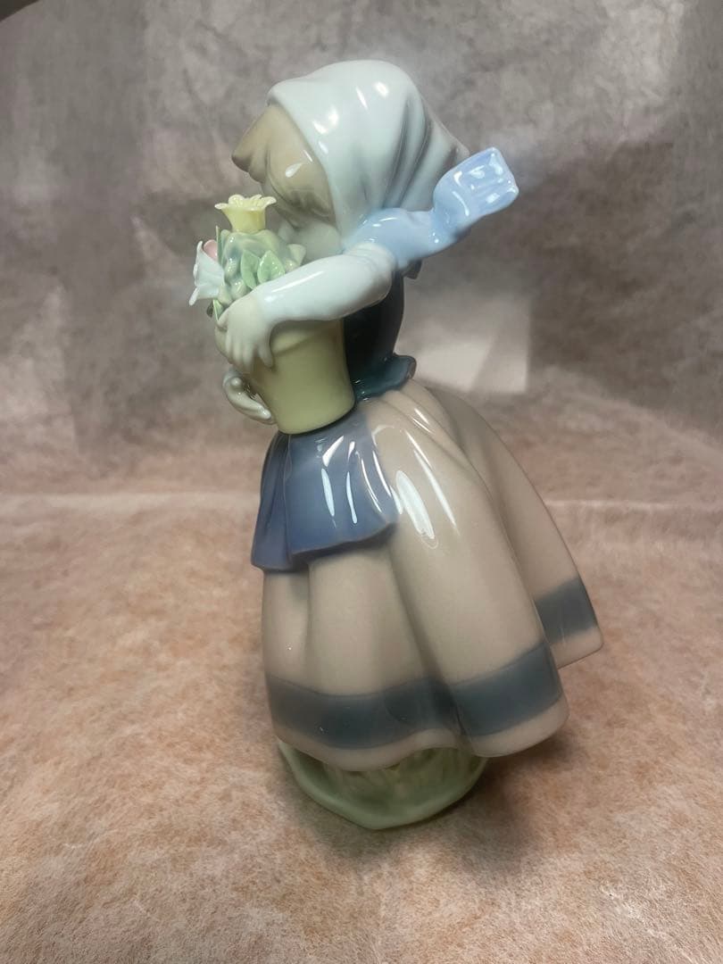 リヤドロ　LLADRO 少女と花　“Spring is Here” 春が来た