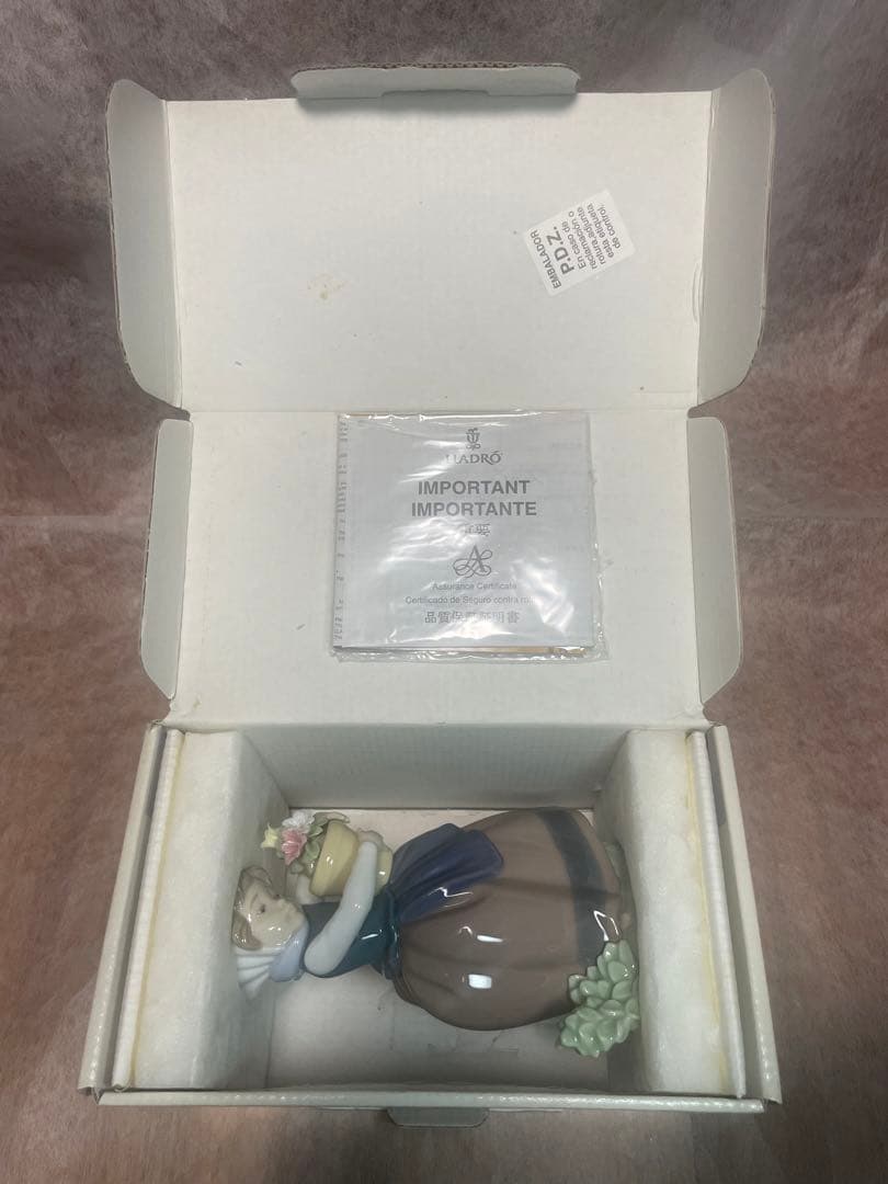 リヤドロ　LLADRO 少女と花　“Spring is Here” 春が来た