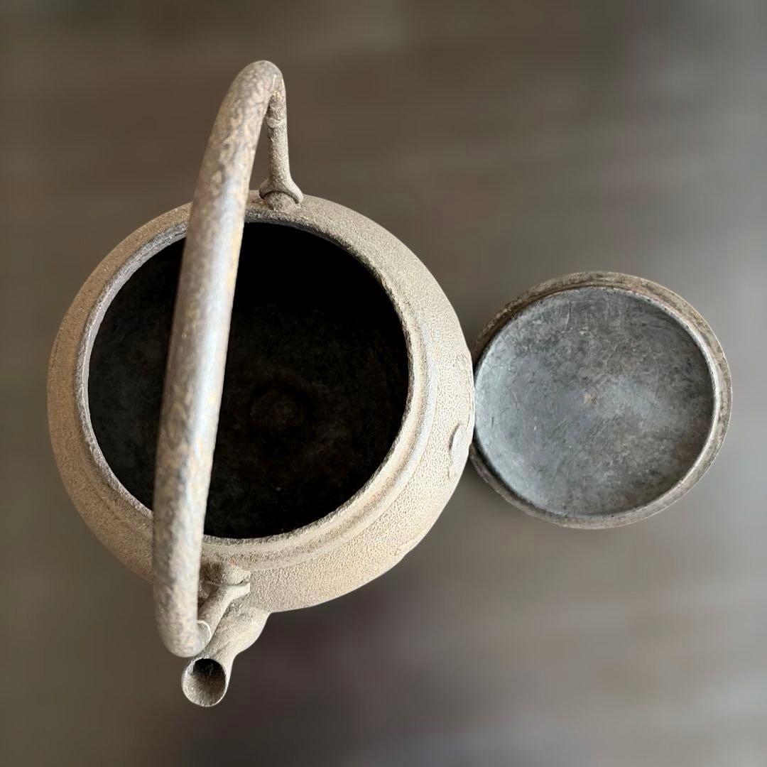 鋳鉄製浮彫り鉄瓶