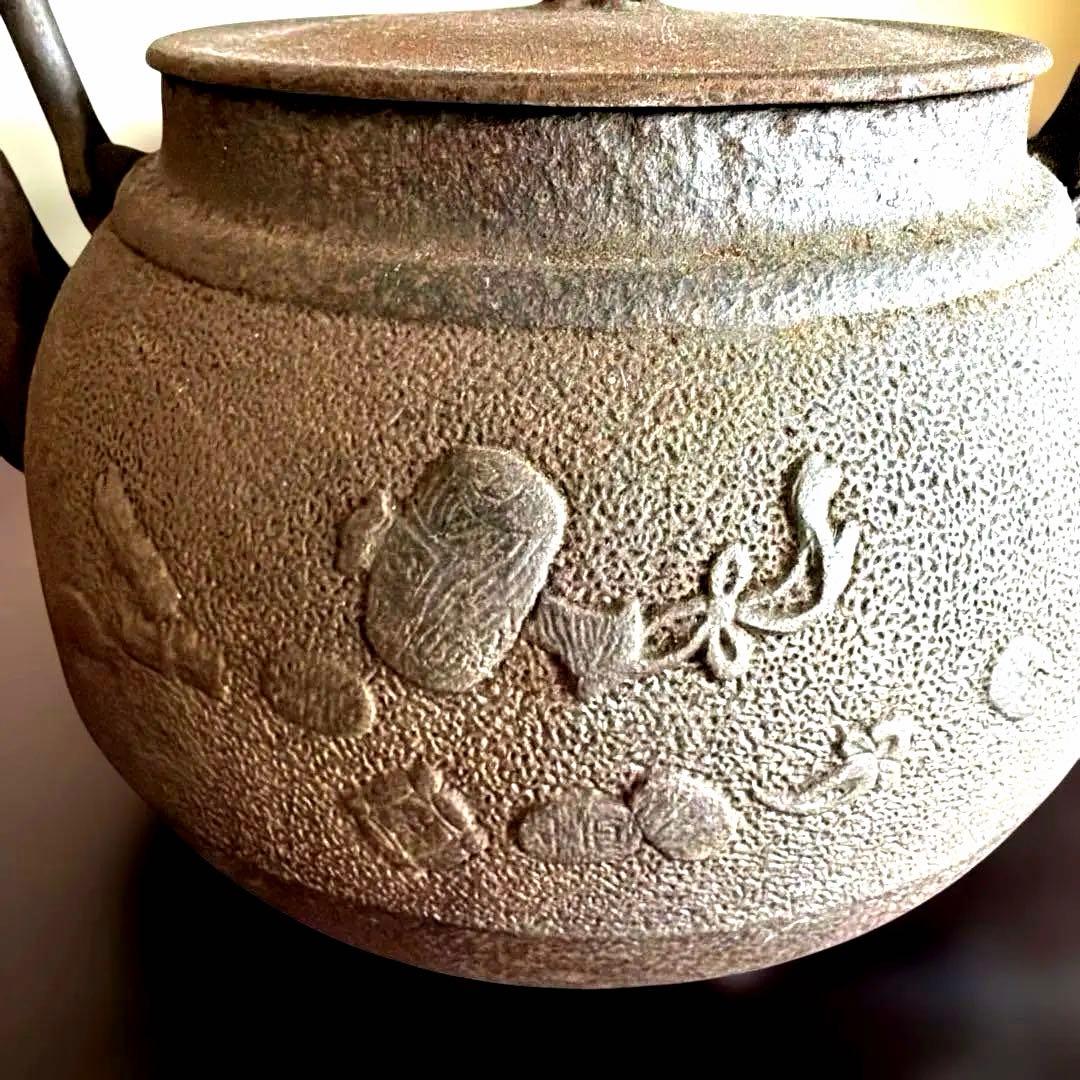 鋳鉄製浮彫り鉄瓶