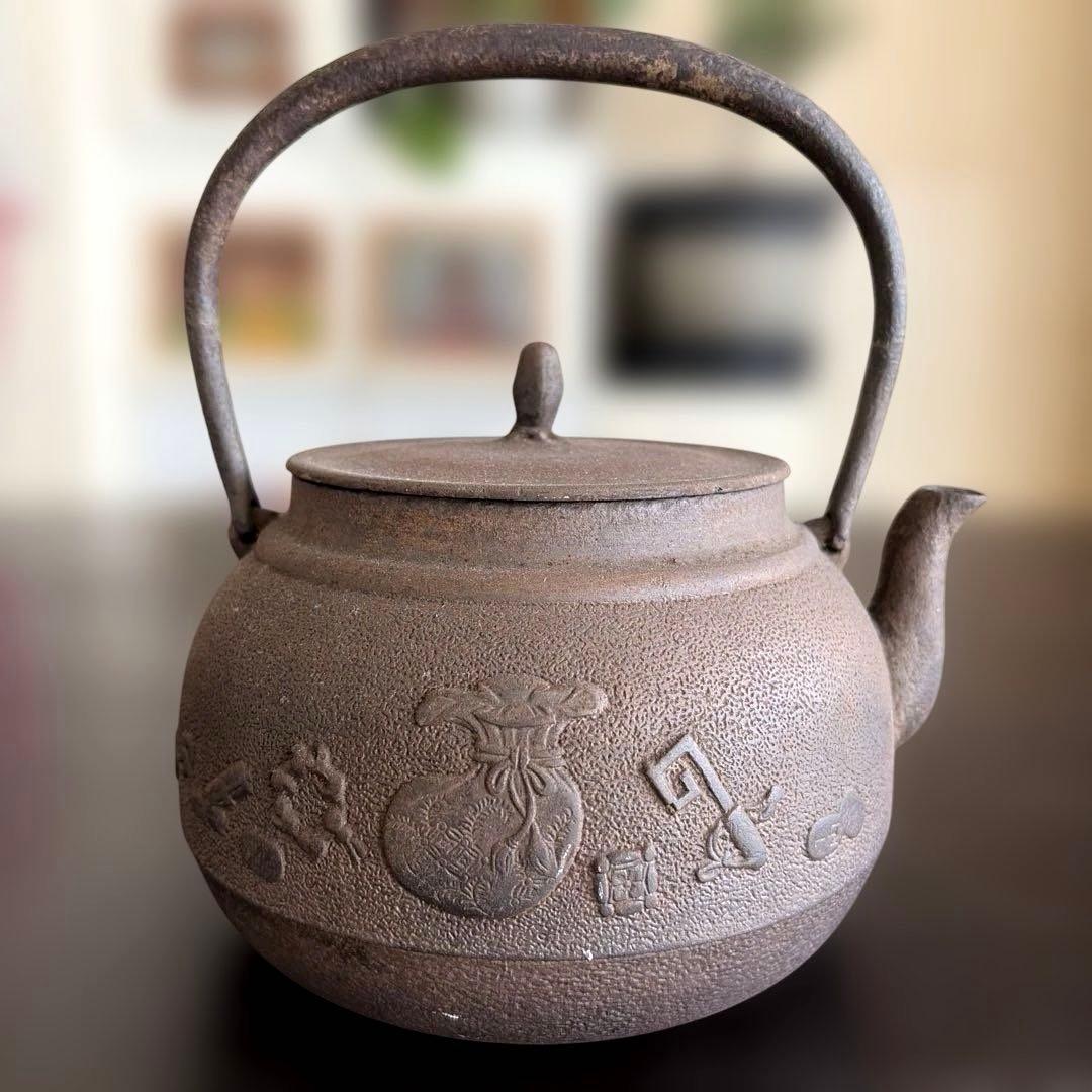 鋳鉄製浮彫り鉄瓶