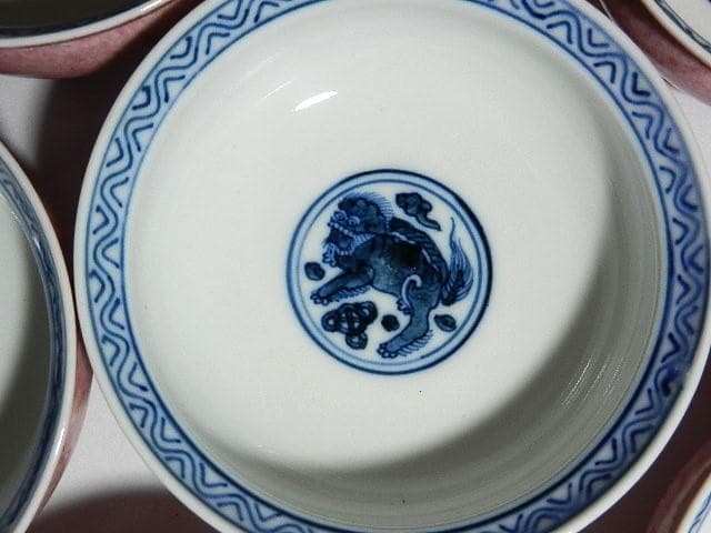 斑桃色地見込みに染付獅子図蓋茶碗９客（裏印「清鳳」）