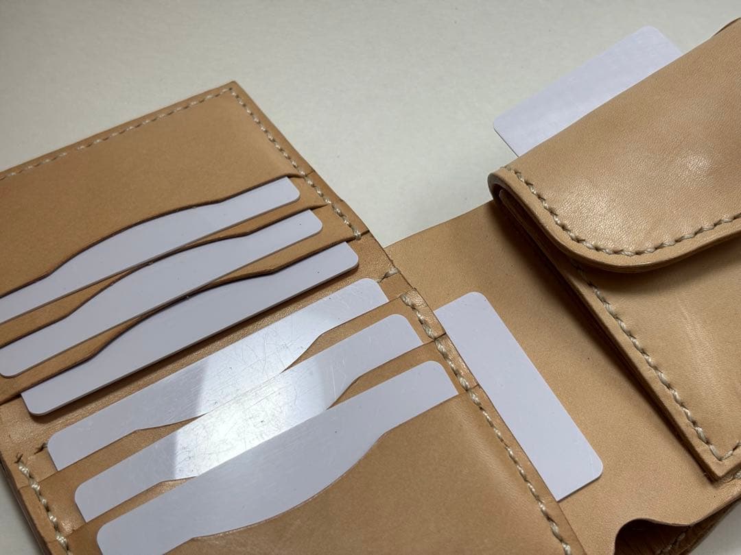 ヌメ革　二つ折り財布　カード収納11枚　レザーカービング　ハンドメイド