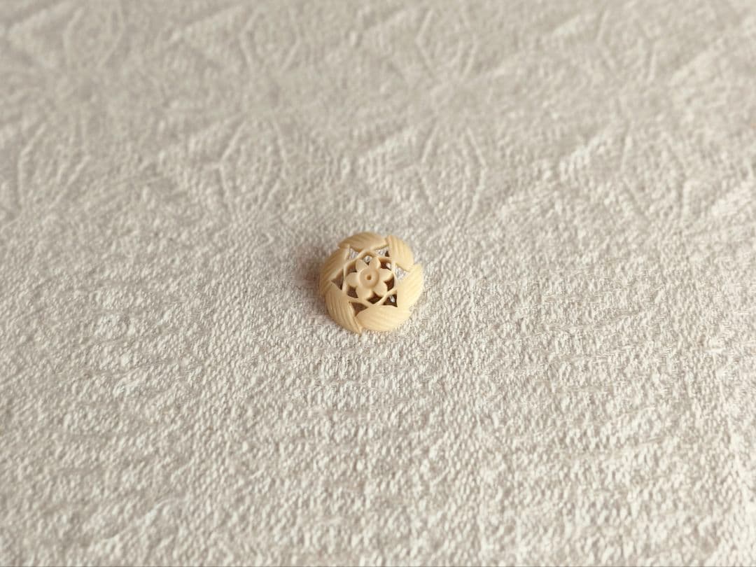 【✳︎toto✳︎さま】vintage ✵ 彫りのお花クリップ * イヤリング