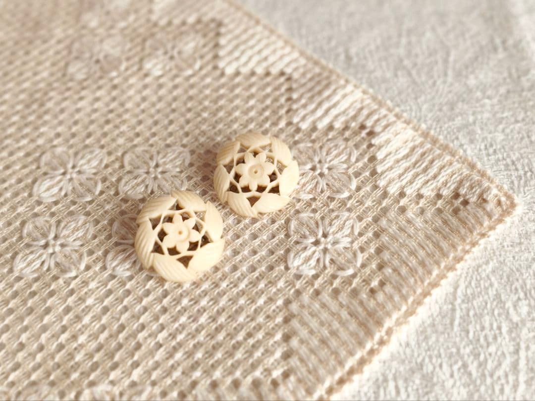 【✳︎toto✳︎さま】vintage ✵ 彫りのお花クリップ * イヤリング