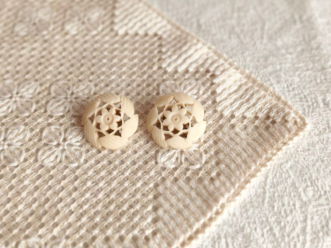 【✳︎toto✳︎さま】vintage ✵ 彫りのお花クリップ * イヤリング