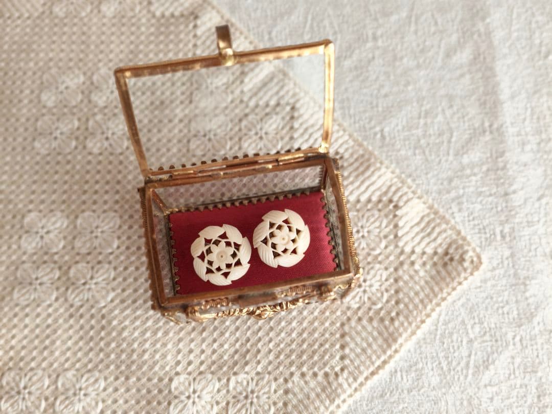 【✳︎toto✳︎さま】vintage ✵ 彫りのお花クリップ * イヤリング