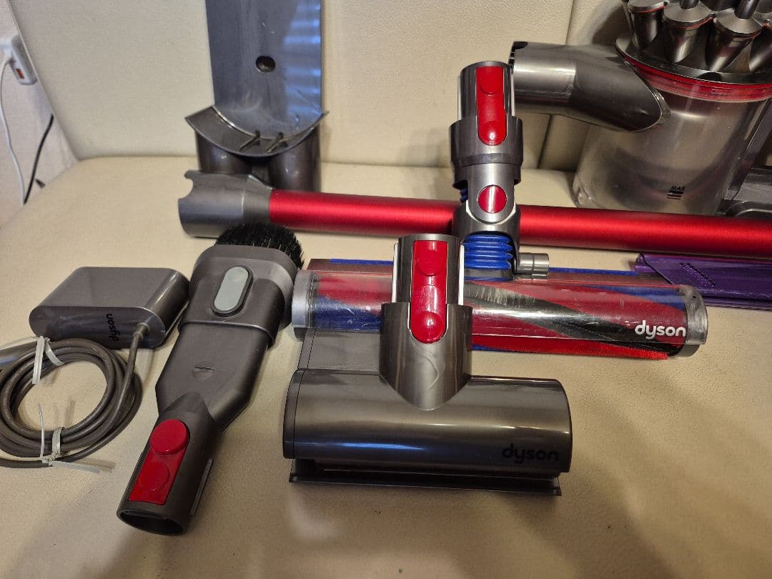 dyson v8 slim fluffy+ 本体、クリーナーヘッド、他セット